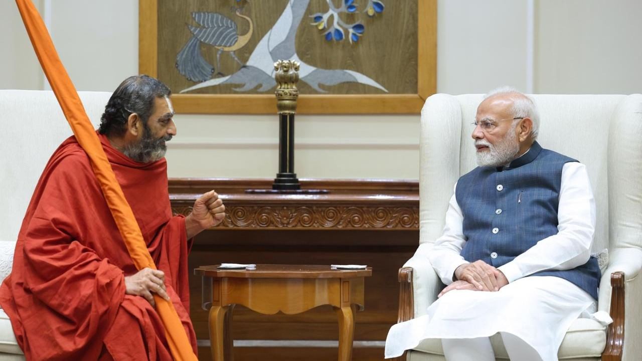 ಆಧ್ಯಾತ್ಮಿಕ ಮತ್ತು ಧಾರ್ಮಿಕ ಕಾರ್ಯಕ್ರಮಗಳ ಮೂಲಕ ಸಮಾಜದಲ್ಲಿ ಭಕ್ತಿ ಭಾವನೆಯನ್ನು ಪ್ರೇರೇಪಿಸುವ ಮತ್ತು ಬೆಳೆಸುವ ಪ್ರಯತ್ನಗಳಿಗಾಗಿ ಮೈಹೋಮ್ ಗ್ರೂಪ್ ಅಧ್ಯಕ್ಷ ಡಾ. ರಾಮೇಶ್ವರ ರಾವ್ ಮತ್ತು ಕಾರ್ಯನಿರ್ವಾಹಕ ಉಪಾಧ್ಯಕ್ಷ ರಾಮುರಾವ್ ಅವರನ್ನು ಪ್ರಧಾನಿ ಮೋದಿ ಶ್ಲಾಘಿಸಿದರು.
