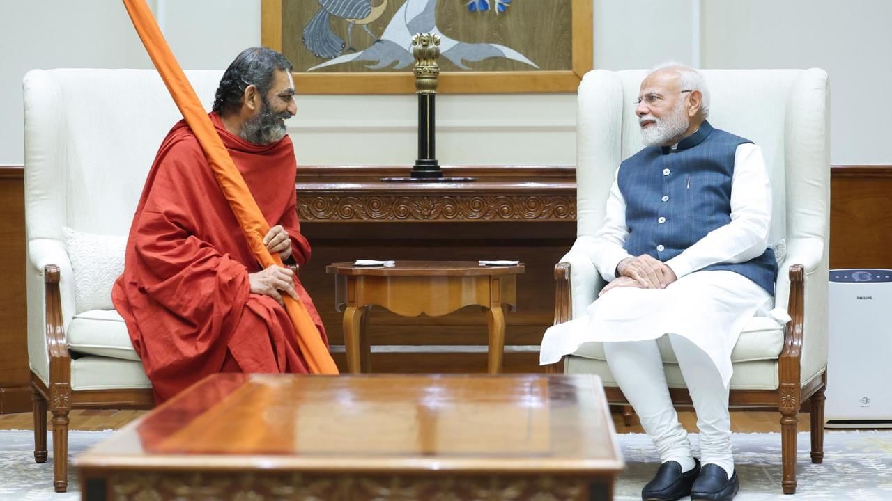 ಅವರ ಜೊತೆ ಶ್ರೀ ಶ್ರೀ ಶ್ರೀ ತ್ರಿದಂಡಿ ಚಿನ್ನ ಜೀಯರ್ ಸ್ವಾಮಿ ಕೂಡ ಮೋದಿಯನ್ನು ಭೇಟಿಯಾದರು. ಅವರು ಪ್ರಧಾನ ಮಂತ್ರಿಯನ್ನು ಮುಚಿಂತಲ್‌ನಲ್ಲಿ ಈ ವರ್ಷದ ಕೊನೆಯಲ್ಲಿ ನಡೆಯುವ ಸಮಾನತೆಯ ಪ್ರತಿಮೆ (ಸಮತಾ ಮೂರ್ತಿ ಸ್ಫೂರ್ತಿ ಕೇಂದ್ರ)ಯ ಮೂರನೇ ವಾರ್ಷಿಕೋತ್ಸವದ ಸಮಾರೋಪ ಸಮಾರಂಭದಲ್ಲಿ ಭಾಗವಹಿಸಲು ಆಹ್ವಾನಿಸಿದರು.
