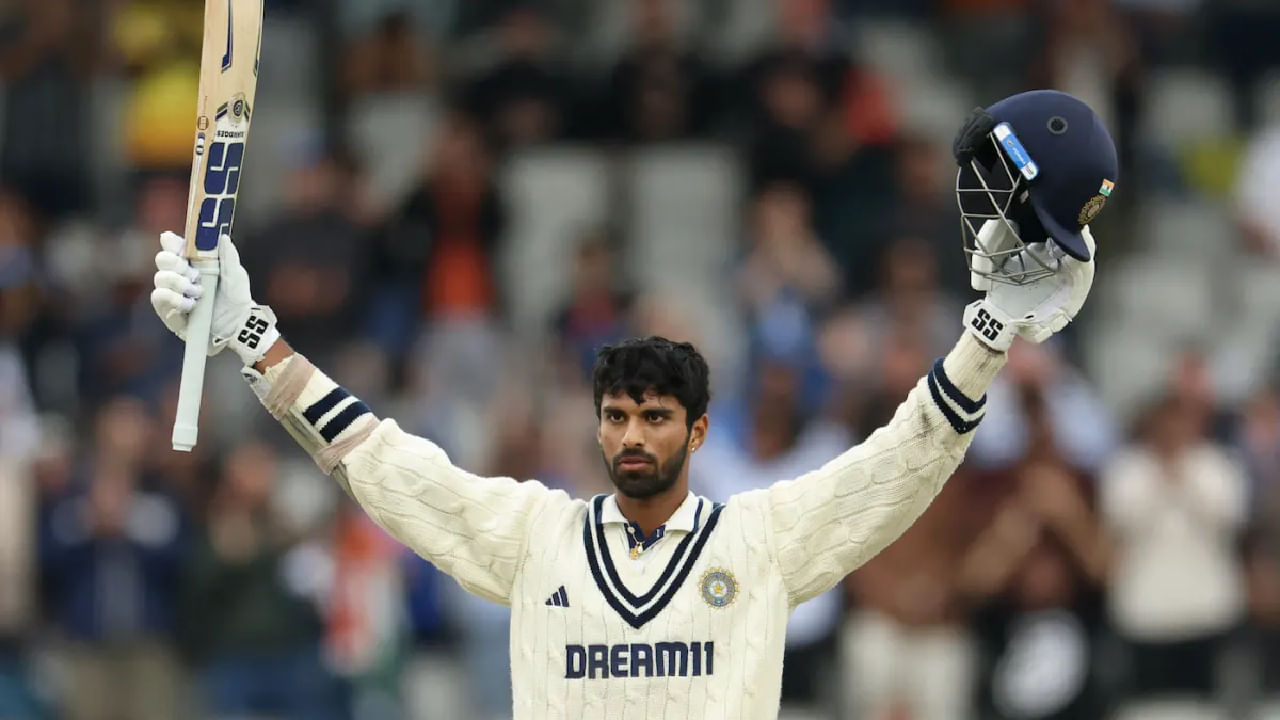 ಇದೀಗ ಮ್ಯಾಂಚೆಸ್ಟರ್ನಲ್ಲಿ ನಡೆದ ನಾಲ್ಕನೇ ಟೆಸ್ಟ್ ಪಂದ್ಯದಲ್ಲಿ ಶುಭ್ಮನ್ ಗಿಲ್ (103), ರವೀಂದ್ರ ಜಡೇಜಾ (107) ಹಾಗೂ ವಾಷಿಂಗ್ಟನ್ ಸುಂದರ್ (101) ಶತಕ ಸಿಡಿಸಿದ್ದಾರೆ. ಈ ಶತಕಗಳೊಂದಿಗೆ ಭಾರತೀಯ ಬ್ಯಾಟರ್ಗಳು ಹೊಸ ಇತಿಹಾಸ ನಿರ್ಮಿಸುವತ್ತ ದಾಪುಗಾಲಿಟ್ಟಿದ್ದಾರೆ. ಅದು ಸಹ 46 ವರ್ಷಗಳ ಬಳಿಕ.