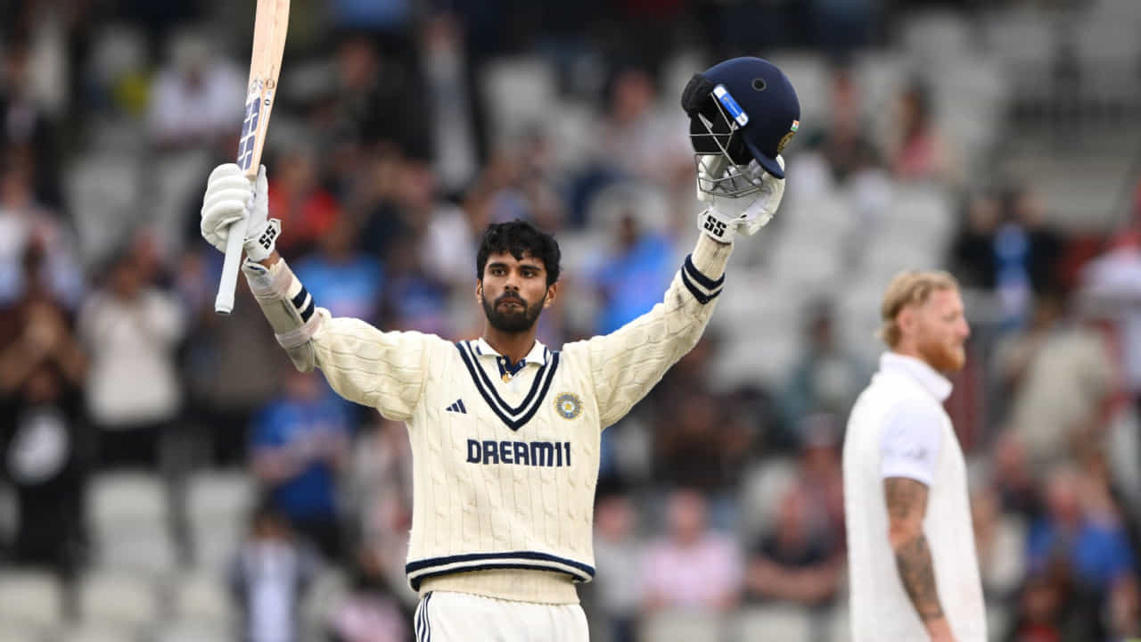 ಮ್ಯಾಂಚೆಸ್ಟರ್ ಟೆಸ್ಟ್ ಪಂದ್ಯವನ್ನು ಡ್ರಾದಲ್ಲಿ ಕೊನೆಗೊಳಿಸುವಲ್ಲಿ ಟೀಂ ಇಂಡಿಯಾ ಕೊನೆಗೂ ಯಶಸ್ವಿಯಾಗಿದೆ. ತಂಡವನ್ನು ಸೋಲಿನಿಂದ ಪಾರು ಮಾಡುವಲ್ಲಿ ಪ್ರಮುಖ ಪಾತ್ರವಹಿಸಿದ ಯುವ ಆಲ್ರೌಂಡರ್ ವಾಷಿಂಗ್ಟನ್ ಸುಂದರ್ ಬೌಲಿಂಗ್ನಲ್ಲಿ ಮಾತ್ರವಲ್ಲದೆ ಬ್ಯಾಟಿಂಗ್ನಲ್ಲೂ ಸ್ಮರಣಿಯ ಶತಕ ಸಿಡಿಸಿ ತಂಡವನ್ನು ಸೋಲಿನ ದವಡೆಯಿಂದ ಹೊರ ತಂದರು.