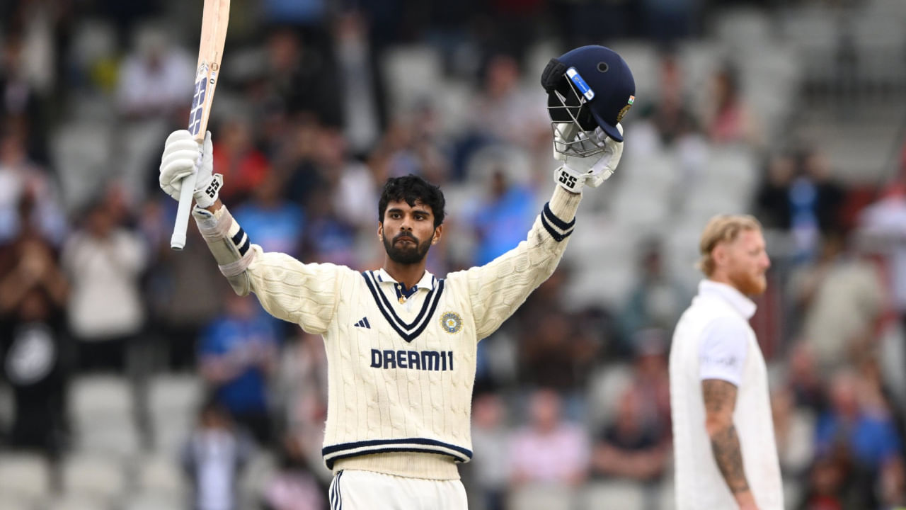 ಮ್ಯಾಂಚೆಸ್ಟರ್ ಟೆಸ್ಟ್ ಪಂದ್ಯವನ್ನು ಡ್ರಾದಲ್ಲಿ ಕೊನೆಗೊಳಿಸುವಲ್ಲಿ ಟೀಂ ಇಂಡಿಯಾ ಕೊನೆಗೂ ಯಶಸ್ವಿಯಾಗಿದೆ. ತಂಡವನ್ನು ಸೋಲಿನಿಂದ ಪಾರು ಮಾಡುವಲ್ಲಿ ಪ್ರಮುಖ ಪಾತ್ರವಹಿಸಿದ ಯುವ ಆಲ್ರೌಂಡರ್ ವಾಷಿಂಗ್ಟನ್ ಸುಂದರ್ ಬೌಲಿಂಗ್ನಲ್ಲಿ ಮಾತ್ರವಲ್ಲದೆ ಬ್ಯಾಟಿಂಗ್ನಲ್ಲೂ ಸ್ಮರಣಿಯ ಶತಕ ಸಿಡಿಸಿ ತಂಡವನ್ನು ಸೋಲಿನ ದವಡೆಯಿಂದ ಹೊರ ತಂದರು.