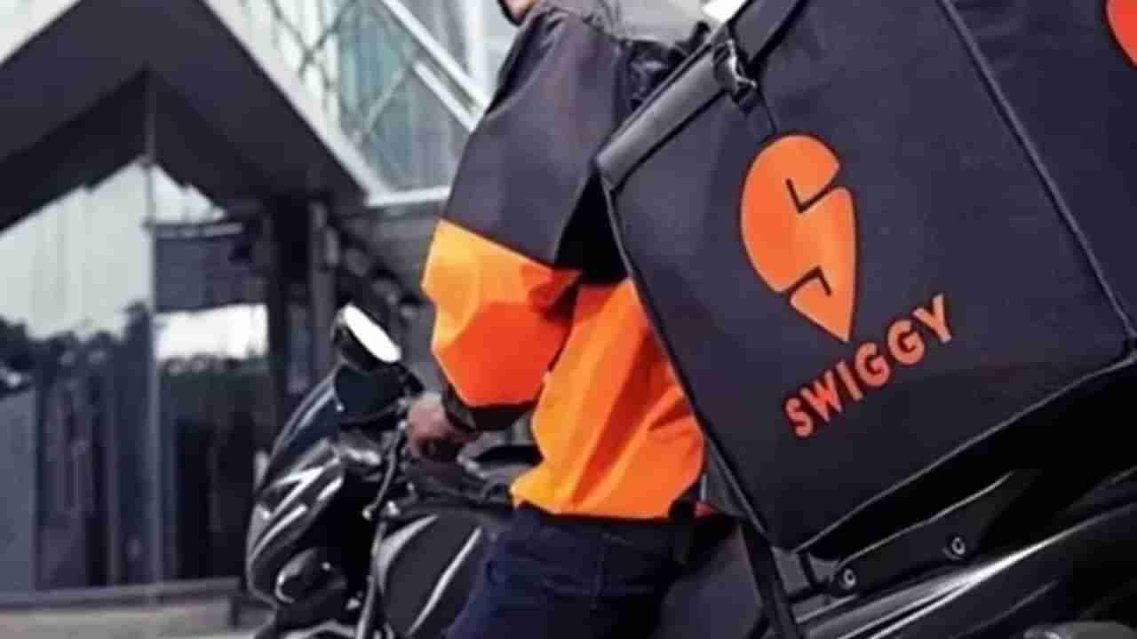 ಬೆಂಗಳೂರು: ಟ್ರಾಫಿಕ್ ಸಿಗ್ನಲ್ ಇದೆ ಎಂದು ಬೈಕ್ ನಿಲ್ಲಿಸಿದ್ದ ಡೆಲಿವರಿ ಬಾಯ್ ಮೇಲೆ ಹಲ್ಲೆ