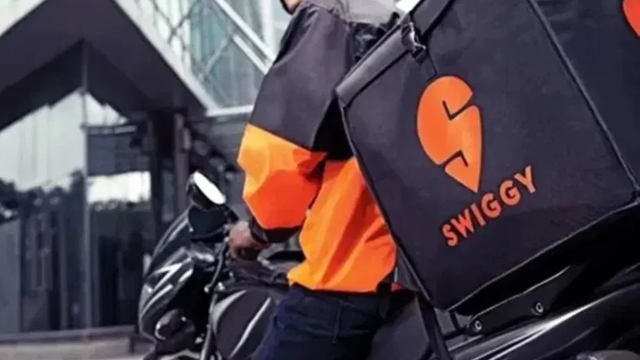 ಬೆಂಗಳೂರು: ಟ್ರಾಫಿಕ್ ಸಿಗ್ನಲ್ ಇದೆ ಎಂದು ಬೈಕ್ ನಿಲ್ಲಿಸಿದ್ದ ಡೆಲಿವರಿ ಬಾಯ್ ಮೇಲೆ ಹಲ್ಲೆ ಬೆಂಗಳೂರು: ಟ್ರಾಫಿಕ್ ಸಿಗ್ನಲ್ ಇದೆ ಎಂದು ಬೈಕ್ ನಿಲ್ಲಿಸಿದ್ದ ಡೆಲಿವರಿ ಬಾಯ್ ಮೇಲೆ ಹಲ್ಲೆ