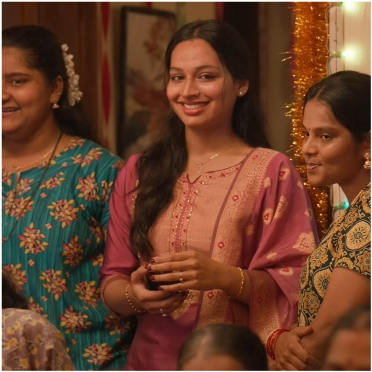 ‘ಸು ಫ್ರಮ್ ಸೋ’ ಚಿತ್ರದ ಚೈತ್ರಾ ಪಾತ್ರ ಸಾಕಷ್ಟು ಹೈಲೈಟ್ ಆಗಿದೆ. ಈ ಪಾತ್ರ ಮಾಡಿದ್ದು ತನಿಷ್ಕಾ ಶೆಟ್ಟಿ. ಇವರು ಮಂಗಳೂರು ಹಿನ್ನೆಲೆ ಹೊಂದಿದ್ದಾರೆ. ಆದರೆ, ಇವರು ನೆಲೆಸಿದ್ದು ಮುಂಬೈನಲ್ಲಿ. ಅವರು ಇನ್ನೂ ಶಿಕ್ಷಣ ಪಡೆಯುತ್ತಿದ್ದಾರೆ.