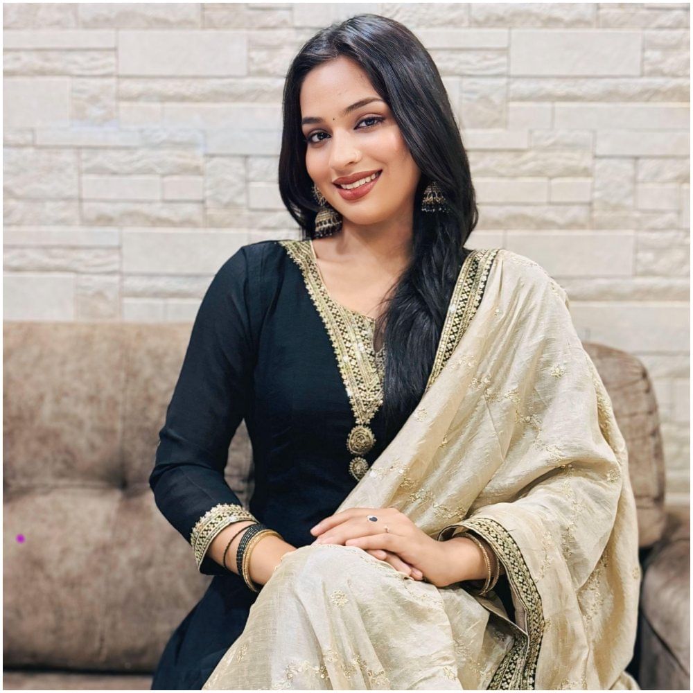 ತನಿಷ್ಕಾ ಇನ್ನೂ ಎರಡನೇ ವರ್ಷದ ಡಿಗ್ರಿ ಓದುತ್ತಿದ್ದಾರೆ. ಅವರು ಮ್ಯಾನೇಜ್ಮೆಂಟ್ ಸ್ಟಡೀಸ್ನಲ್ಲಿ ಬ್ಯಾಚುಲರ್ ಡಿಗ್ರಿ ಪಡೆಯುತ್ತಿದ್ದಾರೆ. ಮೊದಲು ಶಿಕ್ಷಣ ಪಡೆದು ಆ ಬಳಿಕ ಸಿನಿಮಾ ಮಾಡುವ ಪ್ಲ್ಯಾನ್ನಲ್ಲಿ ಇದ್ದಾರೆ.