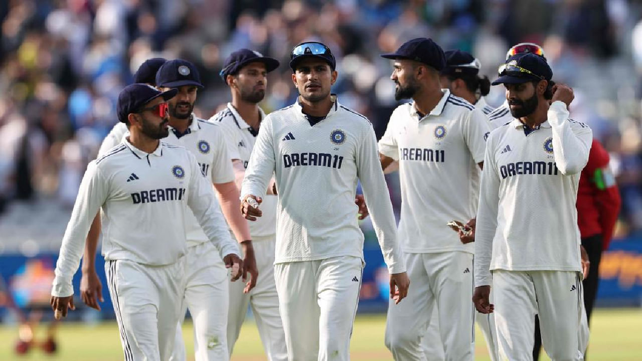 ಅಲ್ಲದೆ ಇಂಗ್ಲೆಂಡ್ ತಂಡವನ್ನು ಅವರದ್ದೇ ಪಿಚ್ನಲ್ಲಿ ಇದೇ ಮೊದಲ ಬಾರಿಗೆ 300+ ರನ್ಗಳಿಂದ ಸೋಲಿಸಿ ಐತಿಹಾಸಿಕ ಸಾಧನೆ ಮಾಡಿದೆ. ಇದಕ್ಕೂ ಮುನ್ನ 1986 ರಲ್ಲಿ ಲೀಡ್ಸ್ನಲ್ಲಿ ನಡೆದ ಆಂಗ್ಲರ ವಿರುದ್ಧದ ಟೆಸ್ಟ್ ಪಂದ್ಯದಲ್ಲಿ ಟೀಮ್ ಇಂಡಿಯಾ 279 ರನ್ಗಳ ಜಯ ಸಾಧಿಸಿತ್ತು. ಇದೀಗ ಈ ದಾಖಲೆಯನ್ನು ಅಳಿಸಿ ಹಾಕಿ ಶುಭ್ಮನ್ ಗಿಲ್ ನಾಯಕತ್ವದ ಯುವ ಪಡೆ ಹೊಸ ಇತಿಹಾಸ ಬರೆದಿದ್ದಾರೆ.