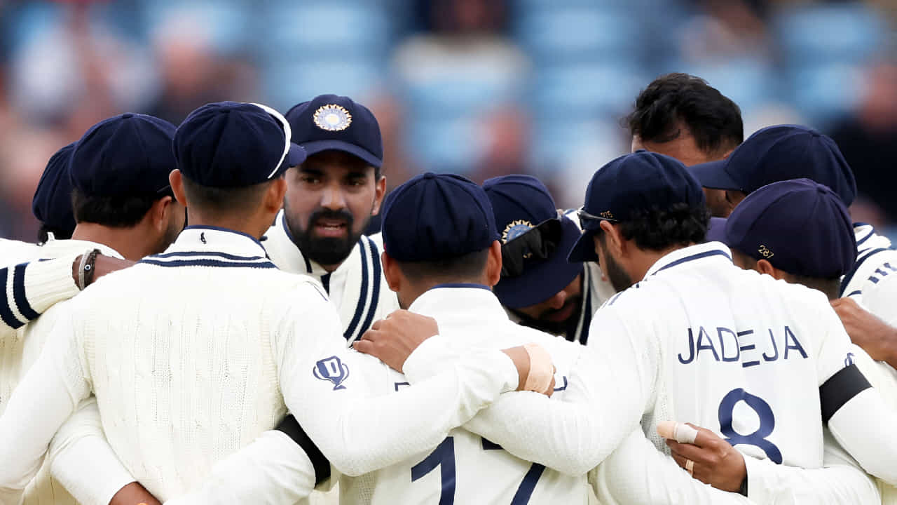 ಭಾರತ ಮತ್ತು ಇಂಗ್ಲೆಂಡ್ ನಡುವಣ 2ನೇ ಟೆಸ್ಟ್ ಪಂದವು ನಾಳೆಯಿಂದ (ಜುಲೈ 2) ಶುರುವಾಗಲಿದೆ. ಬರ್ಮಿಂಗ್ಹ್ಯಾಮ್ನ ಎಡ್ಜ್ಬಾಸ್ಟನ್ನಲ್ಲಿ ನಡೆಯಲಿರುವ ಈ ಪಂದ್ಯದಲ್ಲಿ ಟೀಮ್ ಇಂಡಿಯಾ ಪರ ಯಾರು ಕಣಕ್ಕಿಳಿಯಲಿದ್ದಾರೆ ಎಂಬುದೇ ಕುತೂಹಲ. ಅತ್ತ ಪ್ಲೇಯಿಂಗ್ ಇಲೆವೆನ್ನಲ್ಲಿ ಇಬ್ಬರು ಸ್ಪಿನ್ನರ್ಗಳಿರಲಿದ್ದಾರೆ ಎಂದು ಟೀಮ್ ಇಂಡಿಯಾ ಸಹಾಯಕ ಕೋಚ್ ರಿಯಾನ್ ಟೆನ್ ಡೋಸ್ಚೇಟ್ ಸುಳಿವು ನೀಡಿದ್ದಾರೆ.