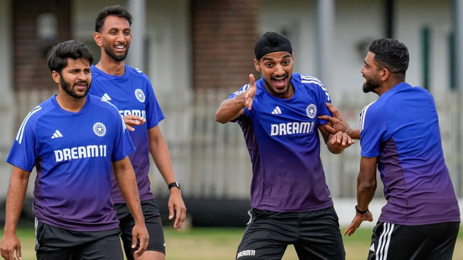 ಬೌಲಿಂಗ್ ಮಾಡುವ ಕೈಗೆ ಗಾಯ ಮಾಡಿಕೊಂಡ ಸ್ಟಾರ್ ವೇಗಿ ಬೌಲಿಂಗ್ ಮಾಡುವ ಕೈಗೆ ಗಾಯ ಮಾಡಿಕೊಂಡ ಸ್ಟಾರ್ ವೇಗಿ