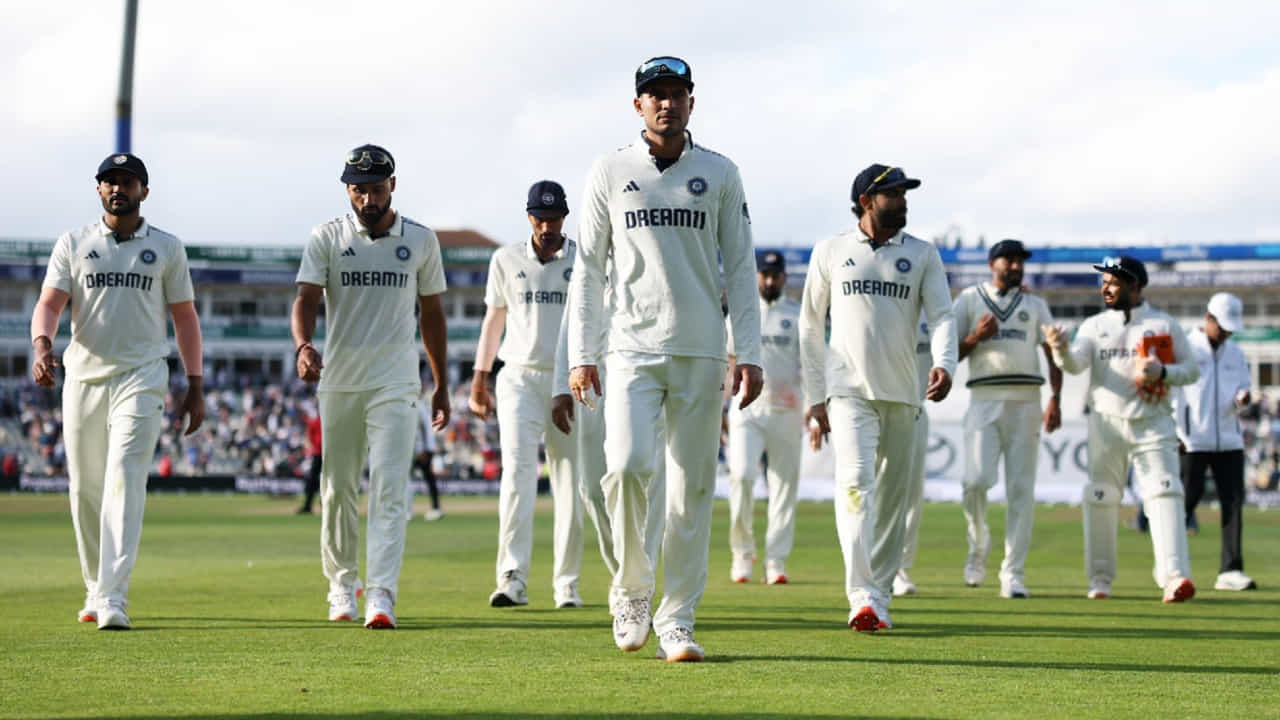ಭಾರತ ತಂಡ ಟೆಸ್ಟ್ ಕ್ರಿಕೆಟ್ ಆಡಲು ಶುರುವಾಗಿ 93 ವರ್ಷಗಳು ಕಳೆದಿವೆ. ಈ ತೊಂಬತ್ತಮೂರು ವರ್ಷಗಳಲ್ಲಿ ಟೀಮ್ ಇಂಡಿಯಾ 591 ಪಂದ್ಯಗಳನ್ನಾಡಿದೆ. ಇದರಲ್ಲಿ 293 ಪಂದ್ಯಗಳನ್ನು ವಿದೇಶದಲ್ಲಿ ಆಡಿದೆ. ಈ ವೇಳೆ ಭಾರತ ತಂಡ ಗೆದ್ದಿರುವುದು 61 ಮ್ಯಾಚ್ಗಳಲ್ಲಿ ಮಾತ್ರ. ಅಲ್ಲದೆ 108 ಮ್ಯಾಚ್ಗಳನ್ನು ಡ್ರಾ ಮಾಡಿಕೊಂಡಿದೆ.