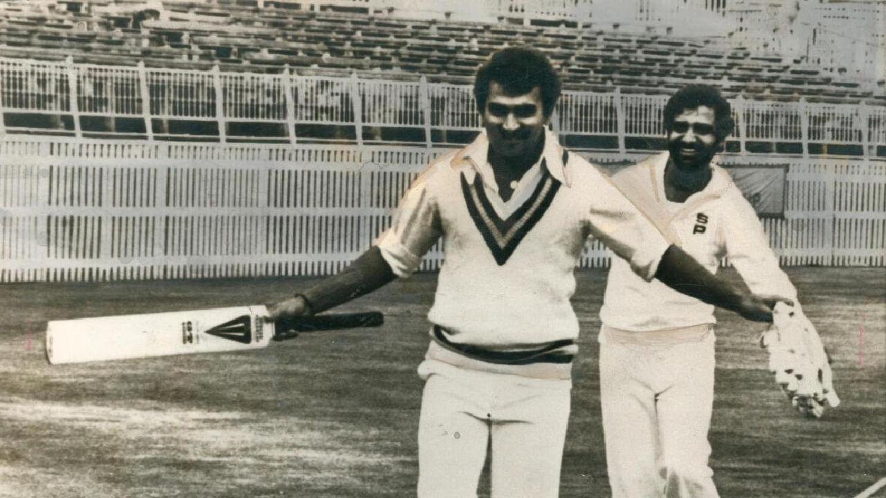 ಅಂದರೆ 1978-79 ರಲ್ಲಿ ನಡೆದ ವೆಸ್ಟ್ ಇಂಡೀಸ್ ವಿರುದ್ಧದ ಸರಣಿಯಲ್ಲಿ ಟೀಮ್ ಇಂಡಿಯಾ ಬ್ಯಾಟರ್ಗಳು ಒಟ್ಟು 11 ಶತಕ ಸಿಡಿಸಿ ದಾಖಲೆ ನಿರ್ಮಿಸಿದ್ದರು. ಇದೀಗ 5 ಪಂದ್ಯಗಳ ಮೂಲಕ ಭಾರತದ ಯಂಗ್ ಬ್ಯಾಟರ್ಗಳು ಒಟ್ಟು 12 ಶತಕ ಸಿಡಿಸಿದ್ದಾರೆ. ಈ ಮೂಲಕ 46 ವರ್ಷಗಳ ದಾಖಲೆಯನ್ನು ಮುರಿದಿದ್ದಾರೆ. ಅಲ್ಲದೆ 93 ವರ್ಷಗಳ ಟೆಸ್ಟ್ ಇತಿಹಾಸದಲ್ಲಿ ಇದೇ ಮೊದಲ ಬಾರಿಗೆ ಸರಣಿಯೊಂದರಲ್ಲಿ 12 ಶತಕಗಳ ಸಾಧನೆ ಮಾಡಿದ್ದಾರೆ.