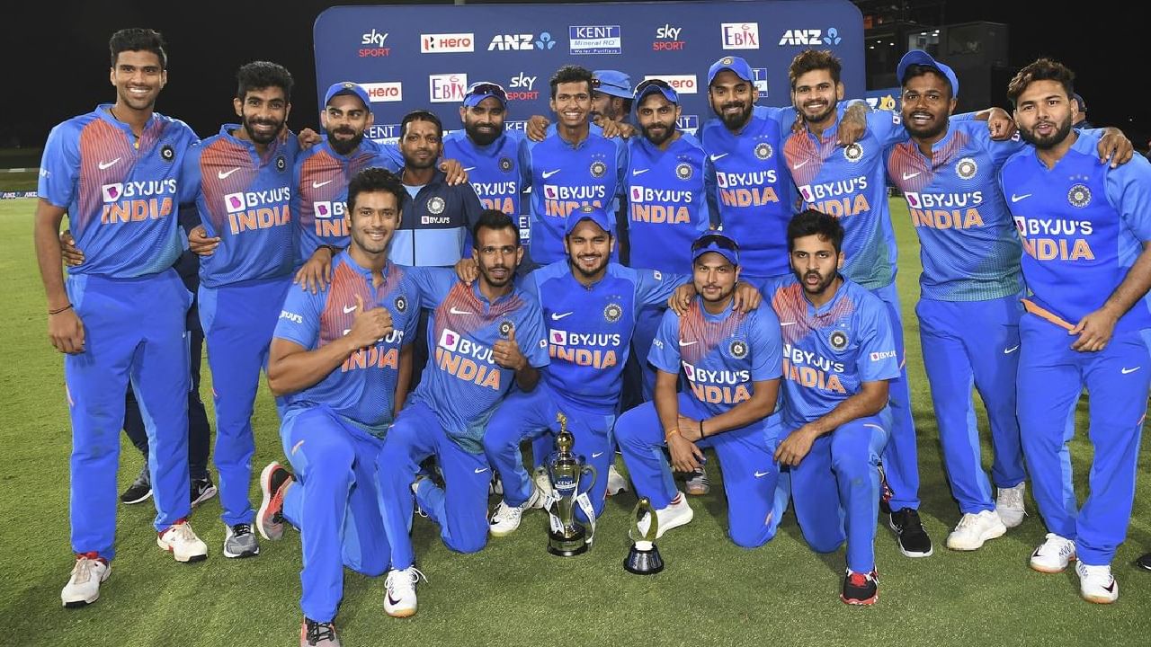 2020 ರಲ್ಲಿ ನಡೆದ ನ್ಯೂಝಿಲೆಂಡ್ ವಿರುದ್ಧದ ಟಿ20 ಸರಣಿಯನ್ನು ಭಾರತ ತಂಡ 5-0 ಅಂತರದಿಂದ ಗೆದ್ದುಕೊಂಡಿದ್ದರು. ಈ ಮೂಲಕ ಟಿ20 ಕ್ರಿಕೆಟ್ನಲ್ಲಿ 5-0 ಅಂತರದಿಂದ ಸರಣಿ ಗೆದ್ದ ವಿಶ್ವದ ಮೊದಲ ತಂಡವೆಂಬ ವಿಶ್ವ ದಾಖಲೆಯನ್ನು ಟೀಮ್ ಇಂಡಿಯಾ ನಿರ್ಮಿಸಿತ್ತು. ಇದಾದ ಬಳಿಕ ಯಾವುದೇ ತಂಡಕ್ಕೂ 5 ಪಂದ್ಯಗಳ ಟಿ20 ಸರಣಿಯನ್ನು ಕ್ಲೀನ್ ಸ್ವೀಪ್ ಮಾಡಲು ಸಾದ್ಯವಾಗಿರಲಿಲ್ಲ.