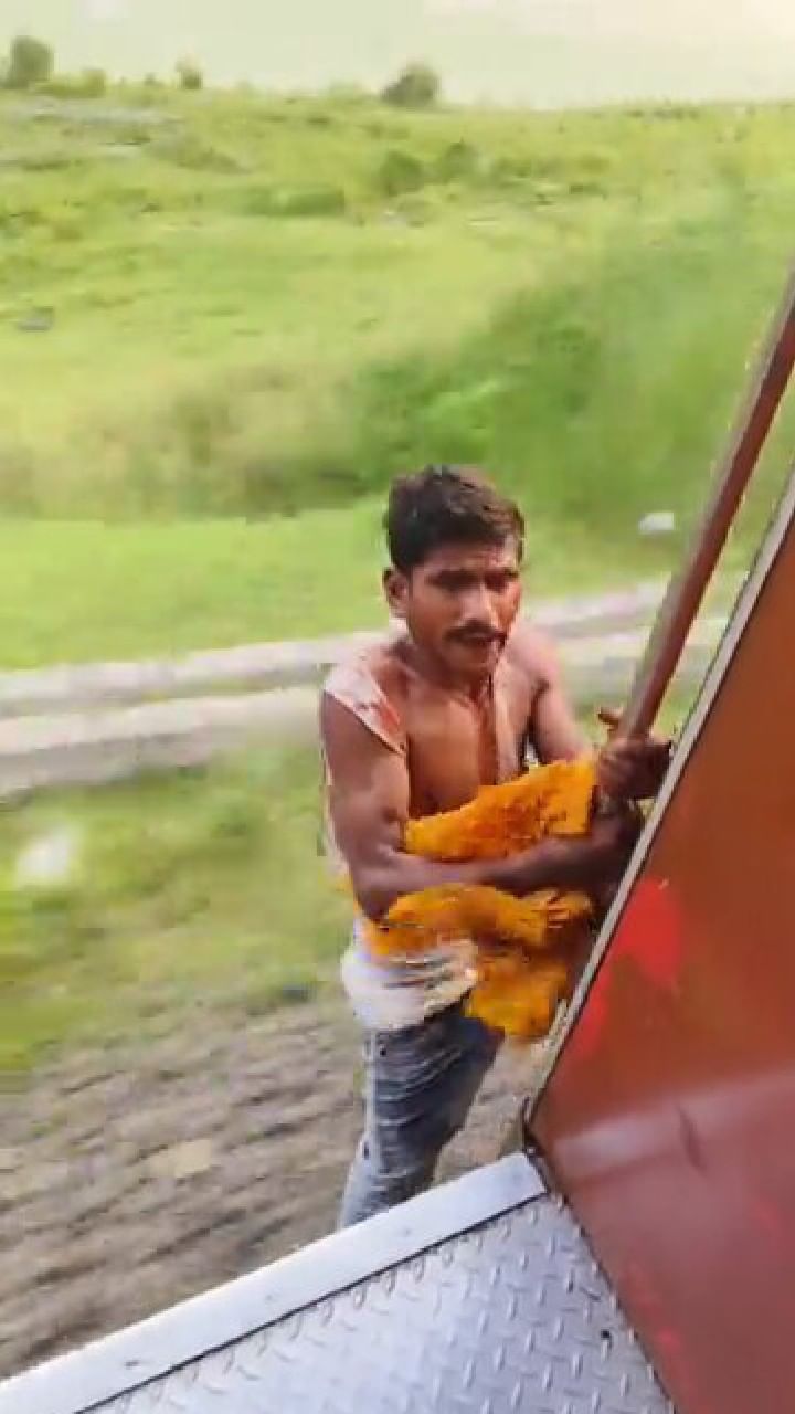 ಪ್ರಯಾಣಿಕರ ಮೊಬೈಲ್ ಕದ್ದು ರೈಲಿನಿಂದ ಪೊದೆಗೆ ಹಾರಿದ ಕಳ್ಳ!