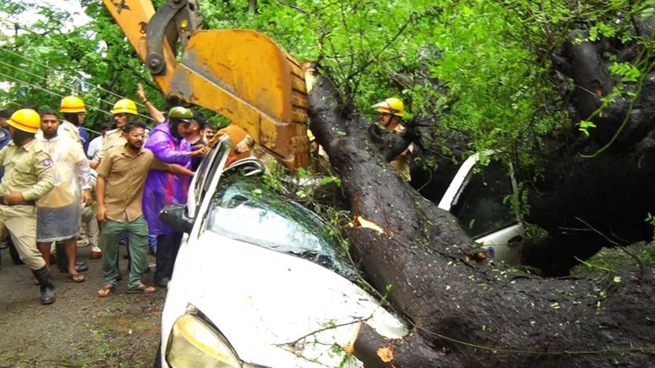 ಕಾರವಾರದಲ್ಲಿ ಮುಂದುವರಿದ ಮಳೆ ಅವಾಂತರ: ಕಾರಿನ ಮೇಲೆ ಮರ ಬಿದ್ದು ಅತ್ತೆ ಸಾವು, ಸೊಸೆ ಪಾರು