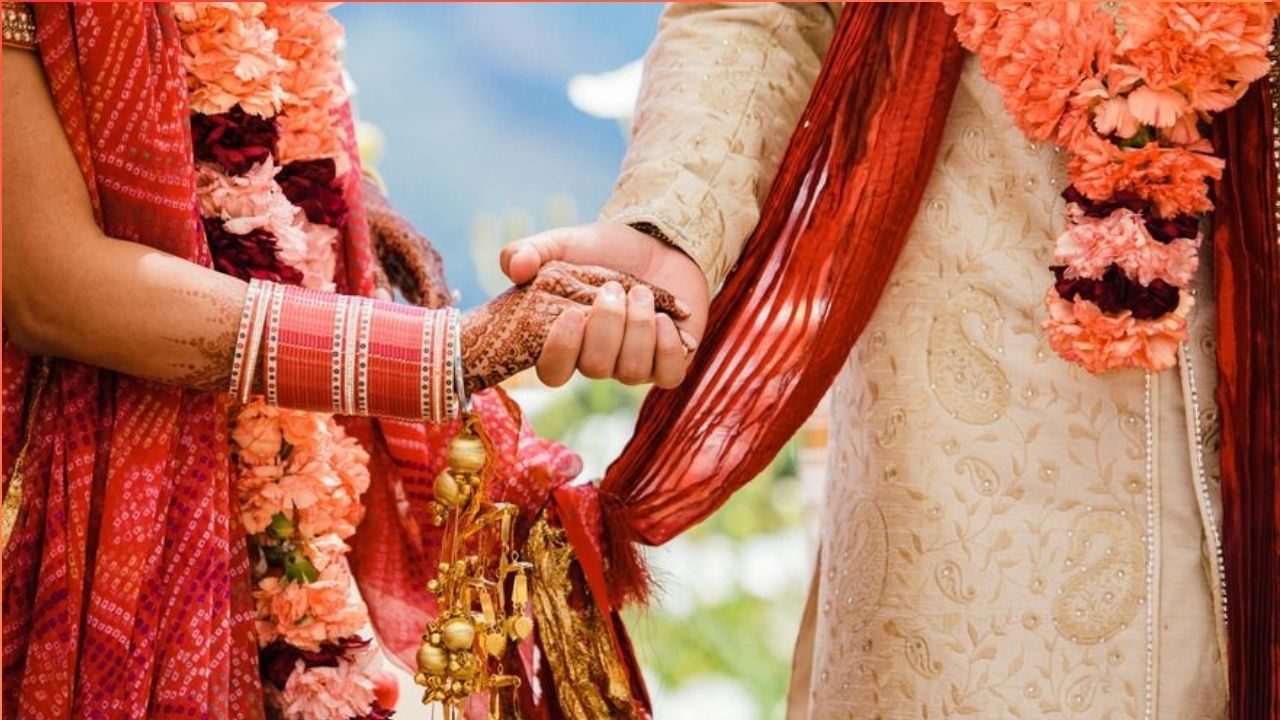 Viral: ಹನಿಮೂನ್​​​ ಹೋಗಲು ಮದುವೆ ಊಟವನ್ನು ಹರಾಜಿಗಿಟ್ಟ ಜೋಡಿ