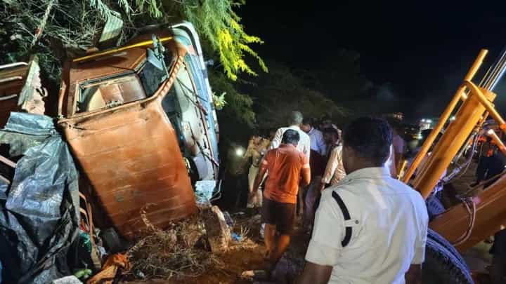 ಆಂಧ್ರಪ್ರದೇಶ: ಮಾವು ತುಂಬಿದ್ದ ಟ್ರಕ್ ಪಲ್ಟಿಯಾಗಿ 9 ಮಂದಿ ಸಾವು, 11 ಜನರಿಗೆ ಗಾಯ ಆಂಧ್ರಪ್ರದೇಶ: ಮಾವು ತುಂಬಿದ್ದ ಟ್ರಕ್ ಪಲ್ಟಿಯಾಗಿ 9 ಮಂದಿ ಸಾವು, 11 ಜನರಿಗೆ ಗಾಯ