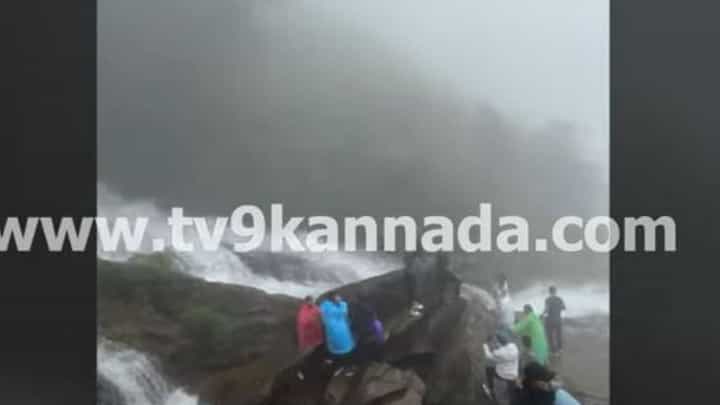 ಬಂಡಾಜೆ ಜಲಪಾತ ನೋಡಲು ರುದ್ರ ರಮಣೀಯ; ಆದರೆ ಪ್ರವಾಸಿಗರ ಹುಚ್ಚಾಟಗಳು ಅನಪೇಕ್ಷಣೀಯ ಬಂಡಾಜೆ ಜಲಪಾತ ನೋಡಲು ರುದ್ರ ರಮಣೀಯ; ಆದರೆ ಪ್ರವಾಸಿಗರ ಹುಚ್ಚಾಟಗಳು ಅನಪೇಕ್ಷಣೀಯ