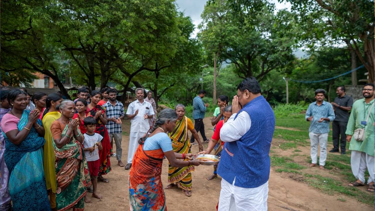"ಸುಮಾರು ವರ್ಷಗಳಿಂದ, ಈಶಾ ಫೌಂಡೇಶನ್ ಬುಡಕಟ್ಟು ಜನರ ಆರೋಗ್ಯ, ಶಿಕ್ಷಣ ಮತ್ತು ಜೀವನೋಪಾಯವನ್ನು ಸುಧಾರಿಸುವ ಮೂಲಕ ಹತ್ತಿರದ ಬುಡಕಟ್ಟು ಮತ್ತು ಗ್ರಾಮೀಣ ಹಳ್ಳಿಗಳಿಗೆ ಸಕ್ರಿಯವಾಗಿ ಬೆಂಬಲ ನೀಡಿದೆ. ಆರ್ಥಿಕ ಸಬಲೀಕರಣದ ಹೊರತಾಗಿ, ಈಶಾ ಫೌಂಡೇಶನ್ ಶೈಕ್ಷಣಿಕ ವಿದ್ಯಾರ್ಥಿವೇತನ, 24x7 ಆರೋಗ್ಯ ಸೇವೆಗಳು, ತ್ಯಾಜ್ಯ ನಿರ್ವಹಣೆ, ಪೌಷ್ಠಿಕಾಂಶ ಪೂರೈಕೆ ಮತ್ತು ಸುತ್ತಮುತ್ತಲಿನ ಹಳ್ಳಿಗಳಲ್ಲಿ ಕೌಶಲ್ಯ-ನಿರ್ಮಾಣ ಕಾರ್ಯಾಗಾರಗಳು ಮತ್ತು ತರಬೇತಿ ಅವಧಿಗಳು ಸೇರಿದಂತೆ ಅನೇಕ ಕಾರ್ಯಗಳನ್ನು ಮಾಡುತ್ತಿದೆ" ಎಂದರು.