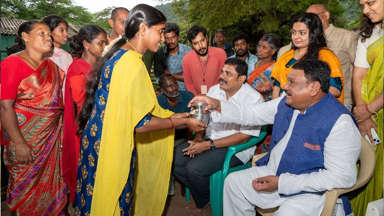 "ಬುಡಕಟ್ಟು ಕಲ್ಯಾಣದಲ್ಲಿ ತೀವ್ರ ಆಸಕ್ತಿ ಹೊಂದಿರುವ ಸಚಿವ ಜುವಾಲ್ ಓರಮ್ ಅವರು, ಗ್ರಾಮಸ್ಥರೊಂದಿಗೆ ಮತ್ತಷ್ಟು ಸಂವಹನ ನಡೆಸಲು ಹತ್ತಿರದ ಬುಡಕಟ್ಟು ಗ್ರಾಮಕ್ಕೆ ಭೇಟಿ ನೀಡುವ ಬಯಕೆಯನ್ನು ವ್ಯಕ್ತಪಡಿಸಿದರು. "ಗ್ರಾಮೀಣಾಭಿವೃದ್ಧಿ, ಶಿಕ್ಷಣ, ಆರೋಗ್ಯ, ಆಧ್ಯಾತ್ಮಿಕತೆ ಮತ್ತು ಸಂಸ್ಕೃತಿಯನ್ನು ಸಂರಕ್ಷಿಸುವುದು ಸೇರಿದಂತೆ ಈಶಾ ಫೌಂಡೇಶನ್ನ ಇತರ ಸಮಾಜಮುಖಿ ಕಾರ್ಯಗಳನ್ನು ಶ್ಲಾಘಿಸಿದರು. ನಾನು ಇಂದು ಭೇಟಿ ನೀಡಿದ ಗ್ರಾಮದ ಅಭಿವೃದ್ಧಿಯಲ್ಲಿ ಈಶಾ ಫೌಂಡೇಶನ್ ಪ್ರಮುಖ ಪಾತ್ರ ವಹಿಸಿದೆ" ಎಂದು ಹೇಳಿದರು.