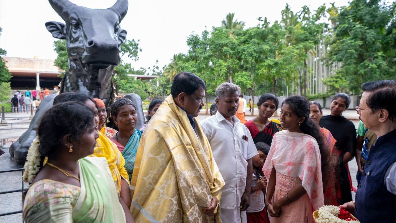 "ಥನಿಕಂಡಿ ಗ್ರಾಮದ ಬುಡಕಟ್ಟು ಮಹಿಳೆಯರು 2018 ರಲ್ಲಿ ಈಶಾ ಫೌಂಡೇಶನ್ನ ಮಾರ್ಗದರ್ಶನದಲ್ಲಿ ಚೆಲ್ಲಾಮರಿಯಮ್ಮನ್ ಸ್ವ-ಸಹಾಯ ಗುಂಪನ್ನು ಆರಂಭಿಸಿದರು. ಆರಂಭದಲ್ಲಿ ಕೇವಲ 200 ರೂ. ಬಂಡವಾಳದೊಂದಿಗೆ ಆರಂಭವಾದ ಈ ಸ್ವ-ಸಹಾಯ ಗುಂಪು, ಕೊಯಮತ್ತೂರಿನ ಆದಿಯೋಗಿ ಬಳಿ ಸಣ್ಣ ಅಂಗಡಿಗಳನ್ನು ನಡೆಸುತ್ತಿದೆ. ಈ ಸ್ವ-ಸಹಾಯ ಗುಂಪು ಆರಂಭವಾಗಿ ವರ್ಷ ಕಳೆಯುವುದರ ಒಳಗಾಗಿ, ಕೋಟಿಗಟ್ಟಲೆ ವಹಿವಾಟು ನಡೆಸುತ್ತಿದೆ. ಇಂದು, ಈ ಸ್ವ-ಸಹಾಯ ಗುಂಪಿನ ಮಹಿಳೆಯರು ತೆರಿಗೆ ಪಾವತಿಸುತ್ತಿದ್ದಾರೆ ಮತ್ತು ರಾಷ್ಟ್ರದ ಅಭಿವೃದ್ಧಿಗೆ ಕೊಡುಗೆ ನೀಡುತ್ತಿದ್ದಾರೆ" ಎಂದು ಹೇಳಿದರು.