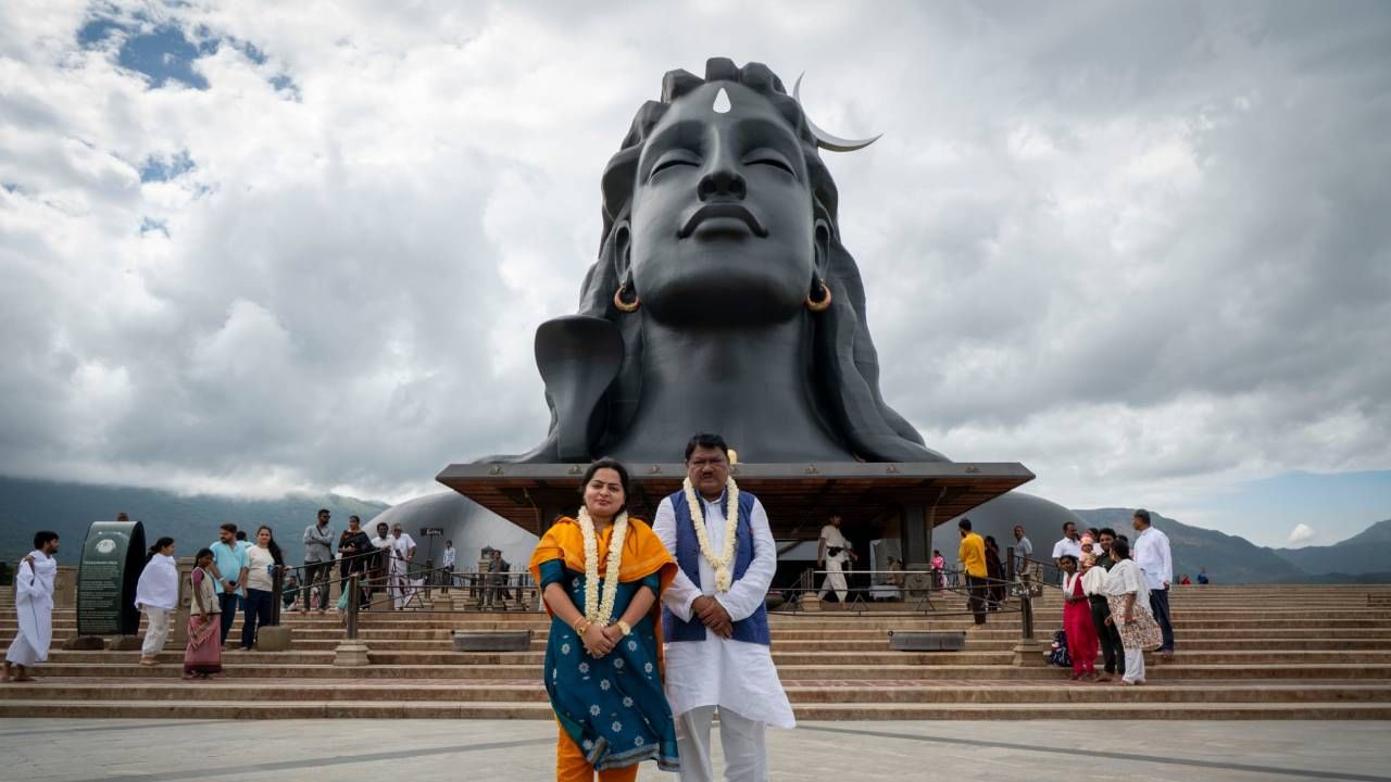 ಕೇಂದ್ರ ಬುಡಕಟ್ಟು ವ್ಯವಹಾರಗಳ ಸಚಿವ ಜುವಾಲ್ ಓರಮ್ ಅವರು ಶುಕ್ರವಾರ (ಜು.04) ಕೊಯಮತ್ತೂರಿನ ಈಶಾ ಯೋಗ ಕೇಂದ್ರಕ್ಕೆ ಭೇಟಿ ನೀಡಿದರು. ಇದೇ ಸಂದರ್ಭದಲ್ಲಿ ಸ್ಥಳೀಯ ಬುಡಕಟ್ಟು ಗ್ರಾಮಸ್ಥರೊಂದಿಗೆ ಸಂವಾದ ನಡೆಸಿದರು. ಬಳಿಕ ಮಾತನಾಡಿದ ಅವರು, "ಈಶಾ ಫೌಂಡೇಶನ್ನ ಸಹಕಾರ ಮತ್ತು ಬೆಂಬಲದೊಂದಿಗೆ ಬುಡಕಟ್ಟು ಸಮುದಾಯದ ಮಹಿಳೆಯರು ಲಕ್ಷಾಧಿಪತಿಗಳಾಗಿದ್ದಾರೆ ಮತ್ತು ತೆರಿಗೆ ಪಾವತಿಸುತ್ತ್ತಿರುವುದು ನನಗೆ ಸಂತೋಷ ತಂದಿದೆ. ಇಂತಹ ಉಪಕ್ರಮಗಳು ವಿಕಸಿತ ಭಾರತಕ್ಕೆ ದಾರಿ ಮಾಡಿಕೊಡುತ್ತವೆ ಮತ್ತು ಪ್ರಧಾನಿ ನರೇಂದ್ರ ಮೋದಿ ಮತ್ತು ಸದ್ಗುರುಗಳ ಕನಸನ್ನು ಈಡೇರಿಸುತ್ತವೆ" ಎಂದು ಕೇಂದ್ರ ಬುಡಕಟ್ಟು ವ್ಯವಹಾರಗಳ ಸಚಿವ ಜುವಾಲ್ ಓರಮ್ ಸಂತಸ ವ್ಯಕ್ತಪಡಿಸಿದರು.