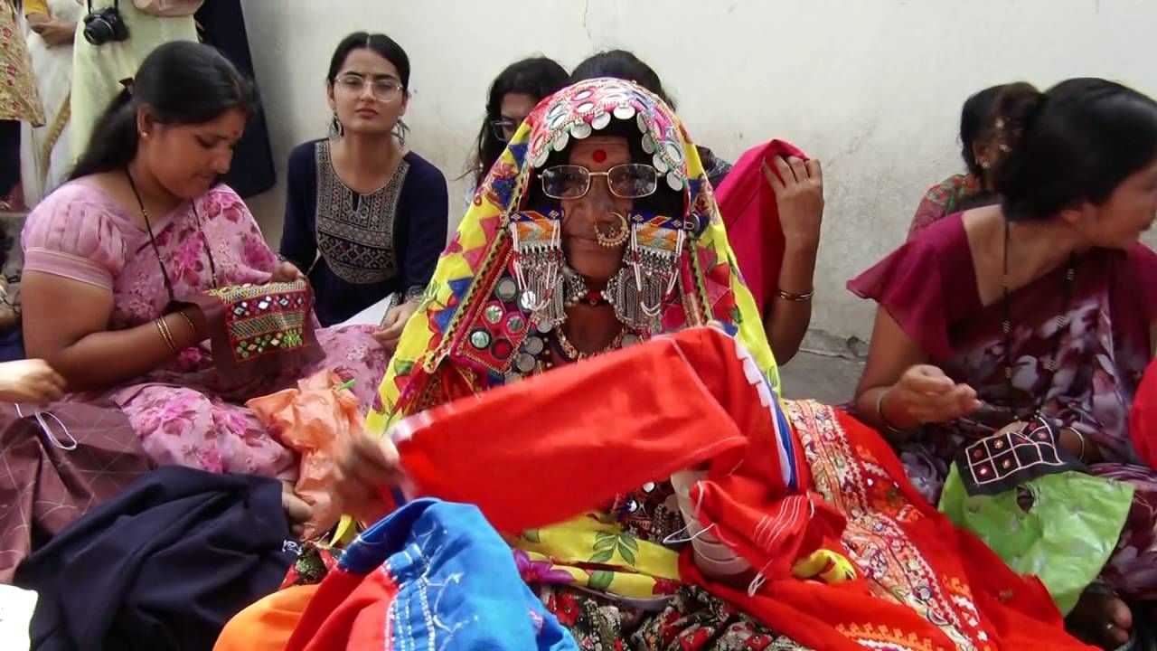 ವಿಜಯಪುರ ಜಿಲ್ಲೆಯ ಲಂಬಾಣಿ ಸಮುದಾಯದ ಪ್ರಾಚೀನ ಕರಕುಶಲ ಸಾಂಪ್ರದಾಯಿಕ ಕಸೂತಿ ಕಲೆಯನ್ನು ಪುನಶ್ಚೇತನಗೊಳಿಸುವ ಹೊಂಗನಿಸಿನಿಂದ ಪ್ರಾರಂಭವಾದ ಬಂಜಾರ ಕಸೂತಿ ಸಂಸ್ಥೆಯ ಚಟುವಟಿಕೆಗಳು ಫಲ ನೀಡುತ್ತಿವೆ. ಸಂಸ್ಥೆಯ ಪ್ರಯತ್ನದಿಂದ ಬೆಂಗಳೂರಿನಲ್ಲಿರುವ ನ್ಯಾಶನಲ್ ಇನಸ್ಟಿಟ್ಯೂಟ್ ಆಫ್ ಫ್ಯಾಶನ್ ಟೆಕ್ನಾಲಜಿ(ಎನ್ ಐ ಎಫ್ ಟಿ) ವಿದ್ಯಾರ್ಥಿಗಳು ಕ್ಷೇತ್ರ ಅಧ್ಯಯನಕ್ಕಾಗಿ ವಿಜಯಪುರಕ್ಕೆ ಆಗಮಿಸಿದ್ದಾರೆ.