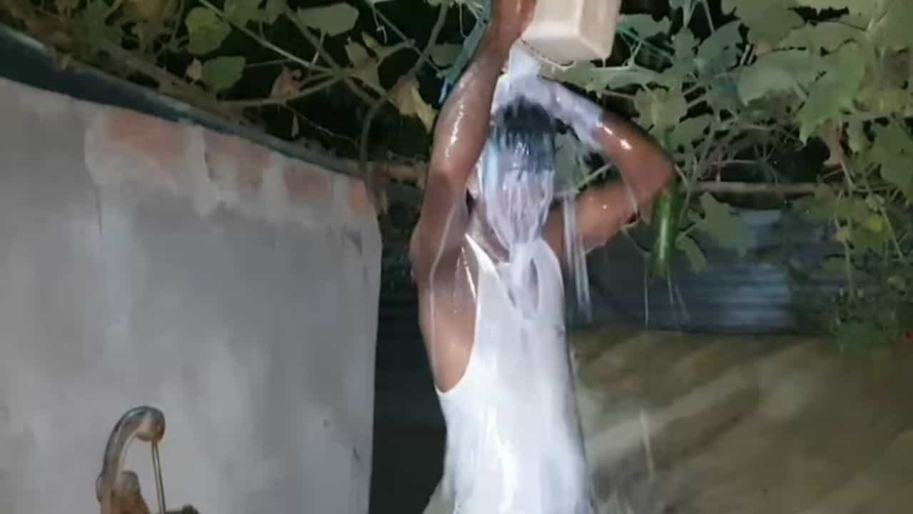 Video: ಇನ್ನೊಬ್ಬನ ಜತೆಗೆ ಓಡಿ ಹೋದ ಪತ್ನಿ, ವಿಚ್ಛೇದನ ನೀಡಿ ಹಾಲಿನಲ್ಲಿ ಸ್ನಾನ ಮಾಡಿದ ಪತಿ Video: ಇನ್ನೊಬ್ಬನ ಜತೆಗೆ ಓಡಿ ಹೋದ ಪತ್ನಿ, ವಿಚ್ಛೇದನ ನೀಡಿ ಹಾಲಿನಲ್ಲಿ ಸ್ನಾನ ಮಾಡಿದ ಪತಿ