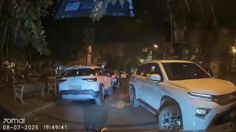 Video: ಒನ್ ವೇನಲ್ಲಿ ಯಾಕ್ ಬಂದ್ರಿ; ಒನ್ ವೇ ರೋಡಲ್ಲಿ ಗಾಡಿ ನುಗ್ಗಿಸಿದಾತನಿಗೆ ಸಖತ್ ಕ್ಲಾಸ್ ತೆಗೆದುಕೊಂಡ ಕಾರ್ ಚಾಲಕ