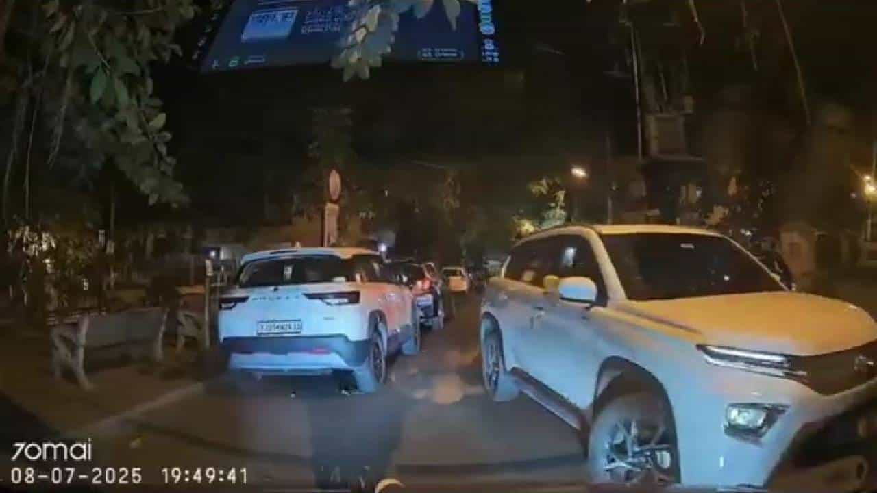 Video: ಒನ್‌ ವೇನಲ್ಲಿ  ಯಾಕ್‌ ಬಂದ್ರಿ; ಒನ್‌ ವೇ ರೋಡಲ್ಲಿ ಗಾಡಿ ನುಗ್ಗಿಸಿದಾತನಿಗೆ ಸಖತ್‌  ಕ್ಲಾಸ್‌ ತೆಗೆದುಕೊಂಡ ಕಾರ್‌ ಚಾಲಕ