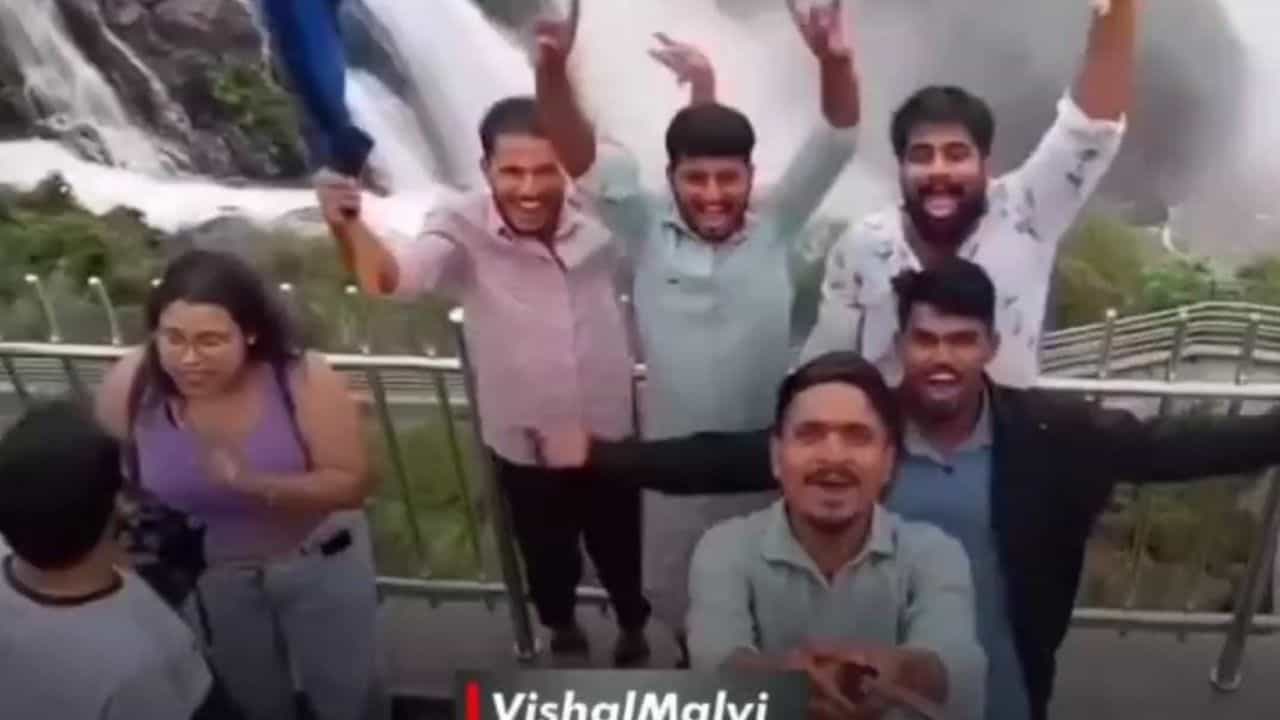 Video: ಮದ್ವೆ ಆದವರಿಗಿಂತ ಸಿಂಗಲ್ ಆಗಿರೋರೆ ಖುಷಿಯಾಗಿರೋದಂತೆ, ಇದಕ್ಕೆ ಸಾಕ್ಷಿ ಈ ದೃಶ್ಯ Video: ಮದ್ವೆ ಆದವರಿಗಿಂತ ಸಿಂಗಲ್ ಆಗಿರೋರೆ ಖುಷಿಯಾಗಿರೋದಂತೆ, ಇದಕ್ಕೆ ಸಾಕ್ಷಿ ಈ ದೃಶ್ಯ
