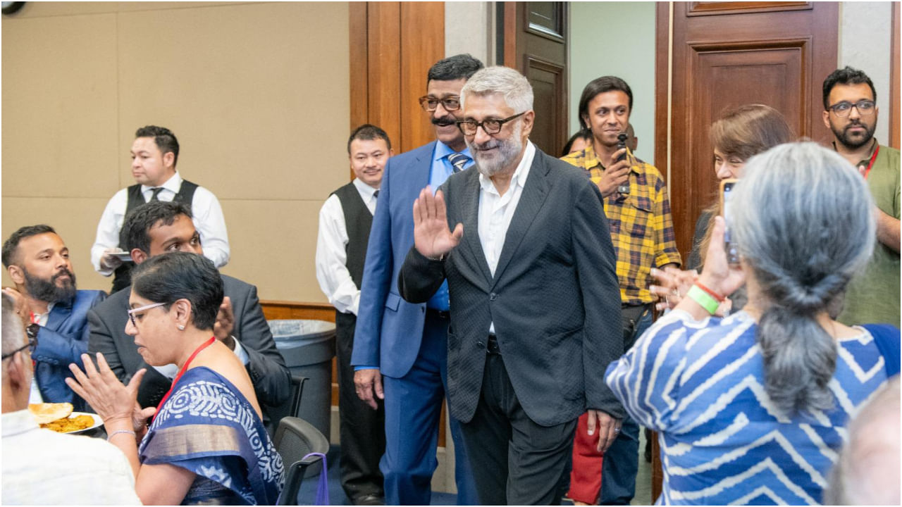 ‘ಅನೇಕ ಸುಳ್ಳು ನಿರೂಪಣೆಗಳನ್ನು ಪ್ರಶ್ನಿಸಲಾಯಿತು. ಆಳವಾಗಿ ಬೇರೂರಿದ್ದ ಅನೇಕ ಗ್ರಹಿಕೆಗಳನ್ನು ಛಿದ್ರಗೊಳಿಸಲಾಯಿತು’ ಎಂದು ವಿವೇಕ್ ಅಗ್ನಿಹೋತ್ರಿ ಅವರು ಹೇಳಿದ್ದಾರೆ. ಅಲ್ಲಿನ ಫೋಟೋಗಳನ್ನು ಹಂಚಿಕೊಂಡಿದ್ದಾರೆ.