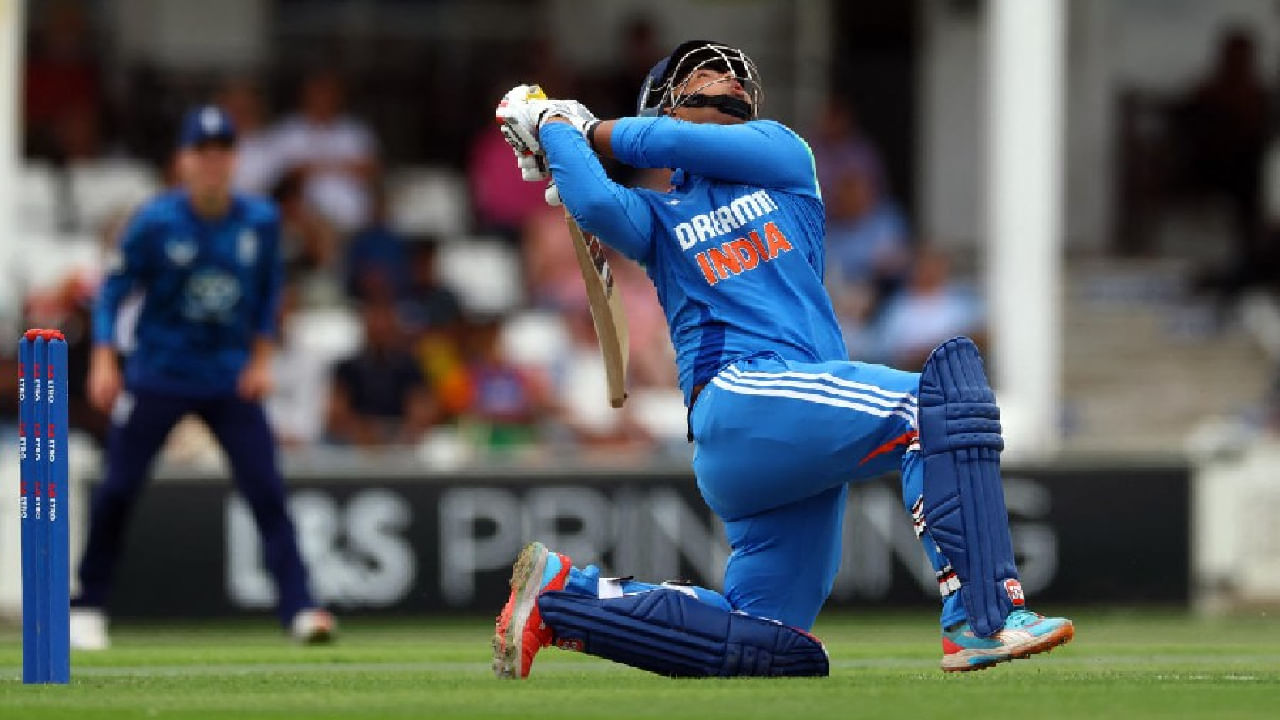 ಇನ್ನು ಈ ಪಂದ್ಯದಲ್ಲಿ 78 ಎಸೆತಗಳನ್ನು ಎದುರಿಸಿದ ವೈಭವ್ ಸೂರ್ಯವಂಶಿ 10 ಭರ್ಜರಿ ಸಿಕ್ಸ್ ಹಾಗೂ 13 ಫೋರ್ಗಳೊಂದಿಗೆ 143 ರನ್ ಚಚ್ಚಿದರು. ಈ ಭರ್ಜರಿ ಶತಕದ ನೆರವಿನೊಂದಿಗೆ ಭಾರತ ಅಂಡರ್ 19 ತಂಡ 50 ಓವರ್ಗಳಲ್ಲಿ 363 ರನ್ ಕಲೆಹಾಕಿತು. ಈ ಗುರಿಯನ್ನು ಬೆನ್ನತ್ತಿದ ಇಂಗ್ಲೆಂಡ್ ಅಂಡರ್-19 ತಂಡವು 308 ರನ್ಗಳಿಸಿ ಆಲೌಟ್ ಆಗಿದೆ. ಈ ಮೂಲಕ ಟೀಮ್ ಇಂಡಿಯಾ-U19 ತಂಡವು 55 ರನ್ಗಳ ಭರ್ಜರಿ ಜಯ ಸಾಧಿಸಿದೆ.