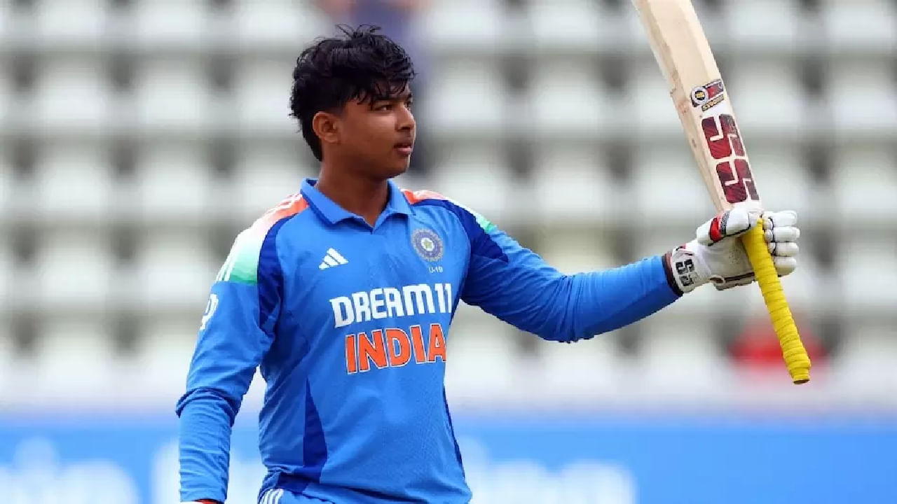 ಇನ್ನು ನಾಲ್ಕನೇ ಪಂದ್ಯದಲ್ಲಿ ವೈಭವ್ ಸೂರ್ಯವಂಶಿ 78 ಎಸೆತಗಳಲ್ಲಿ 143 ರನ್ಗಳ ಭರ್ಜರಿ ಶತಕ ಸಿಡಿಸಿ ಅಬ್ಬರಿಸಿದ್ದರು. ಹಾಗೆಯೇ ಕೊನೆಯ ಪಂದ್ಯದಲ್ಲಿ 42 ಎಸೆತಗಳಲ್ಲಿ 33 ರನ್ ಬಾರಿಸಿದ್ದಾರೆ. ಈ ಮೂಲಕ 5 ಪಂದ್ಯಗಳಿಂದ ವೈಭವ್ ಸೂರ್ಯವಂಶಿ ಬರೋಬ್ಬರಿ 355 ರನ್ ಕಲೆಹಾಕಿದ್ದಾರೆ. ಈ ಮೂಲಕ ಯೂತ್ ಏಕದಿನ ಸರಣಿಯಲ್ಲಿ ಅತ್ಯಧಿಕ ರನ್ ಕಲೆಹಾಕಿದ ಭಾರತೀಯ ಬ್ಯಾಟರ್ ಎನಿಸಿಕೊಂಡಿದ್ದಾರೆ.