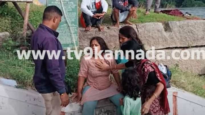 ಕಾಲುಜಾರಿ ತುಂಗಭದ್ರ ನದಿಗೆ ಬಿದ್ದ ಮಹಿಳೆ, ಜಾಗರೂಕ ಹೋಮ್ಗಾರ್ಡ್ನಿಂದ ರಕ್ಷಣೆ ಕಾಲುಜಾರಿ ತುಂಗಭದ್ರ ನದಿಗೆ ಬಿದ್ದ ಮಹಿಳೆ, ಜಾಗರೂಕ ಹೋಮ್ಗಾರ್ಡ್ನಿಂದ ರಕ್ಷಣೆ