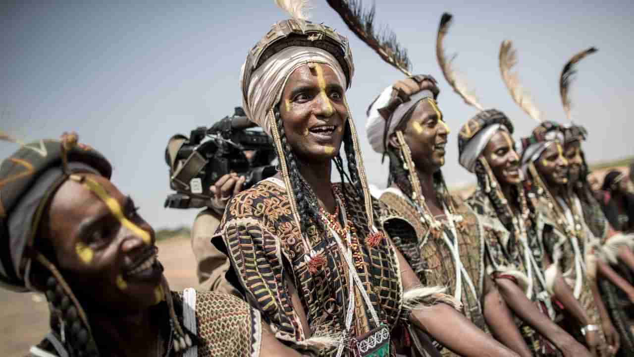 ಮಹಿಳೆಯರನ್ನು ಮೆಚ್ಚಿಸಲು ಈ ಪುರುಷರು ಮಾಡ್ತಾರೆ ವಿಶೇಷ ನೃತ್ಯ, ಏನಿದು ವಿಶಿಷ್ಟ ಆಚರಣೆ?