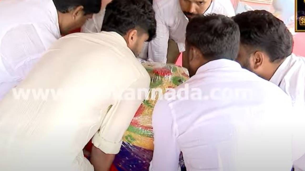 ಗಣೇಶನಿಗೆ 108 ಕೆಜಿ ತೂಕದ ಲಡ್ಡು ಸಮರ್ಪಿಸಿದ ಎನ್ಟಿಐ ಸೆಕೆಂಡ್ ಫೇಸ್ ಬಡಾವಣೆಯ ನಿವಾಸಿಗಳು ಗಣೇಶನಿಗೆ 108 ಕೆಜಿ ತೂಕದ ಲಡ್ಡು ಸಮರ್ಪಿಸಿದ ಎನ್ಟಿಐ ಸೆಕೆಂಡ್ ಫೇಸ್ ಬಡಾವಣೆಯ ನಿವಾಸಿಗಳು