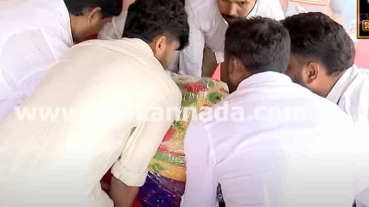 ಗಣೇಶನಿಗೆ 108 ಕೆಜಿ ತೂಕದ ಲಡ್ಡು ಸಮರ್ಪಿಸಿದ ಎನ್ಟಿಐ ಸೆಕೆಂಡ್ ಫೇಸ್ ಬಡಾವಣೆಯ ನಿವಾಸಿಗಳು ಗಣೇಶನಿಗೆ 108 ಕೆಜಿ ತೂಕದ ಲಡ್ಡು ಸಮರ್ಪಿಸಿದ ಎನ್ಟಿಐ ಸೆಕೆಂಡ್ ಫೇಸ್ ಬಡಾವಣೆಯ ನಿವಾಸಿಗಳು