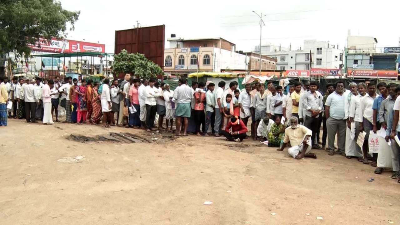 ಕೊಪ್ಪಳದಲ್ಲಿ ಯೂರಿಯಾಗಾಗಿ ಒಂದು ಕಿಮೀ ವರೆಗೂ ಸರತಿ ಸಾಲಿನಲ್ಲಿ ನಿಂತ ರೈತರು‌