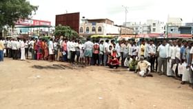 ಕೊಪ್ಪಳದಲ್ಲಿ ಯೂರಿಯಾಗಾಗಿ ಒಂದು ಕಿಮೀ ವರೆಗೂ ಸರತಿ ಸಾಲಿನಲ್ಲಿ ನಿಂತ ರೈತರು ಕೊಪ್ಪಳದಲ್ಲಿ ಯೂರಿಯಾಗಾಗಿ ಒಂದು ಕಿಮೀ ವರೆಗೂ ಸರತಿ ಸಾಲಿನಲ್ಲಿ ನಿಂತ ರೈತರು