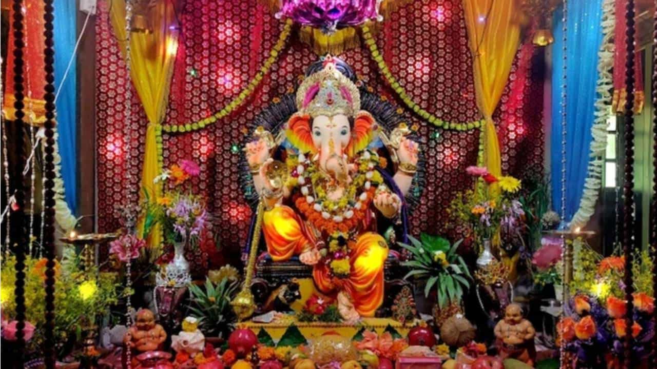 Ganesh Chaturthi 2025: ಗಣೇಶ ಪೂಜೆಯಲ್ಲಿ 21 ಎಲೆಗಳನ್ನು ಏಕೆ ಅರ್ಪಿಸಲಾಗುತ್ತದೆ? ಇದರ ವಿಶೇಷತೆ ಏನು? Ganesh Chaturthi 2025: ಗಣೇಶ ಪೂಜೆಯಲ್ಲಿ 21 ಎಲೆಗಳನ್ನು ಏಕೆ ಅರ್ಪಿಸಲಾಗುತ್ತದೆ? ಇದರ ವಿಶೇಷತೆ ಏನು?