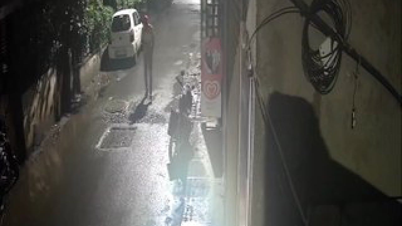 ಮಹಾರಾಷ್ಟ್ರದಲ್ಲಿ ವ್ಯಕ್ತಿ ಮೇಲೆ 7 ಬೀದಿ ನಾಯಿಗಳ ದಾಳಿ; ಸಿಸಿಟಿವಿಯಲ್ಲಿ ಭಯಾನಕ ವಿಡಿಯೋ ಸೆರೆ