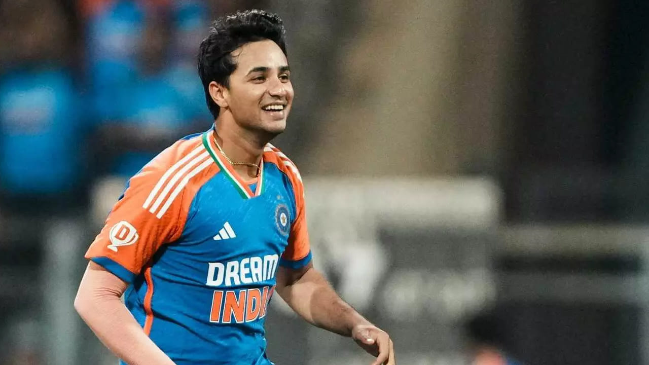 ಇತ್ತ ಯಶಸ್ವಿ ಜೈಸ್ವಾಲ್ ಉತ್ತಮ ಪ್ರದರ್ಶನ ನೀಡುತ್ತಾ ಬಂದಿದ್ದರೂ, ಅತ್ತ ಅಭಿಷೇಕ್ ಶರ್ಮಾ ಕೂಡ ಅದ್ಭುತ ಫಾರ್ಮ್​ನಲ್ಲಿದ್ದಾರೆ. ಅದರ ಜೊತೆಗೆ ಸ್ಪಿನ್ ಮೋಡಿಯೊಂದಿಗೆ ವಿಕೆಟ್ ಕಬಳಿಸುವ ಸಾಮರ್ಥ್ಯ ಹೊಂದಿದ್ದಾರೆ. ಹೀಗಾಗಿಯೇ ಯಶಸ್ವಿ ಜೈಸ್ವಾಲ್ ಅವರನ್ನು ಹಿಂದಿಕ್ಕಿ ಏಷ್ಯಾಕಪ್ ತಂಡದಲ್ಲಿ ಸ್ಥಾನ ಪಡೆಯುವಲ್ಲಿ ಅಭಿಷೇ ಶರ್ಮಾ ಯಶಸ್ವಿಯಾಗಿದ್ದಾರೆ.