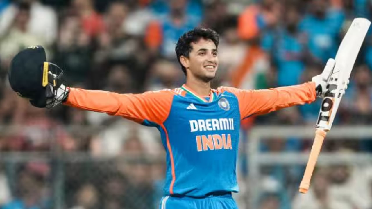 ಟಿ20 ಕ್ರಿಕೆಟ್ನಲ್ಲಿ ತನ್ನ ಛಾಪು ಮೂಡಿಸಿರುವ ಅಭಿಷೇಕ್ ಐಸಿಸಿ ಟಿ20 ಬ್ಯಾಟಿಂಗ್ ಶ್ರೇಯಾಂಕದಲ್ಲಿ ಅಗ್ರಸ್ಥಾನದಲ್ಲಿದ್ದಾರೆ. ಅಭಿಷೇಕ್ ತಮ್ಮ ಸ್ಫೋಟಕ ಬ್ಯಾಟಿಂಗ್ಗೆ ಹೆಸರುವಾಸಿಯಾಗಿರುವುದರಿಂದ ಅವರ ಆಯ್ಕೆ ಖಚಿತವಾಗಿದೆ. ಅಭಿಷೇಕ್ ಭಾರತದ ಪರ 17 ಟಿ20 ಅಂತರರಾಷ್ಟ್ರೀಯ ಪಂದ್ಯಗಳಲ್ಲಿ 535 ರನ್ ಗಳಿಸಿದ್ದಾರೆ, ಇದರಲ್ಲಿ ಎರಡು ಶತಕಗಳು ಮತ್ತು ಎರಡು ಅರ್ಧಶತಕಗಳು ಸೇರಿವೆ.