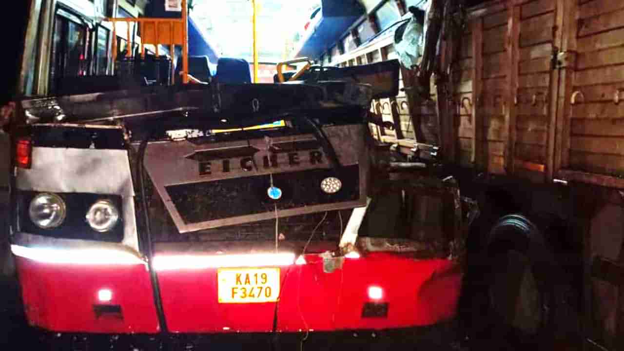 ಯಲ್ಲಾಪುರ: ಬೆಳ್ಳಂಬೆಳಗ್ಗೆ ಜವರಾಯನ ಅಟ್ಟಹಾಸ; ಲಾರಿಗೆ ಬಸ್ ಡಿಕ್ಕಿ, ಮೂವರು ಸ್ಥಳದಲ್ಲೇ ಸಾವು