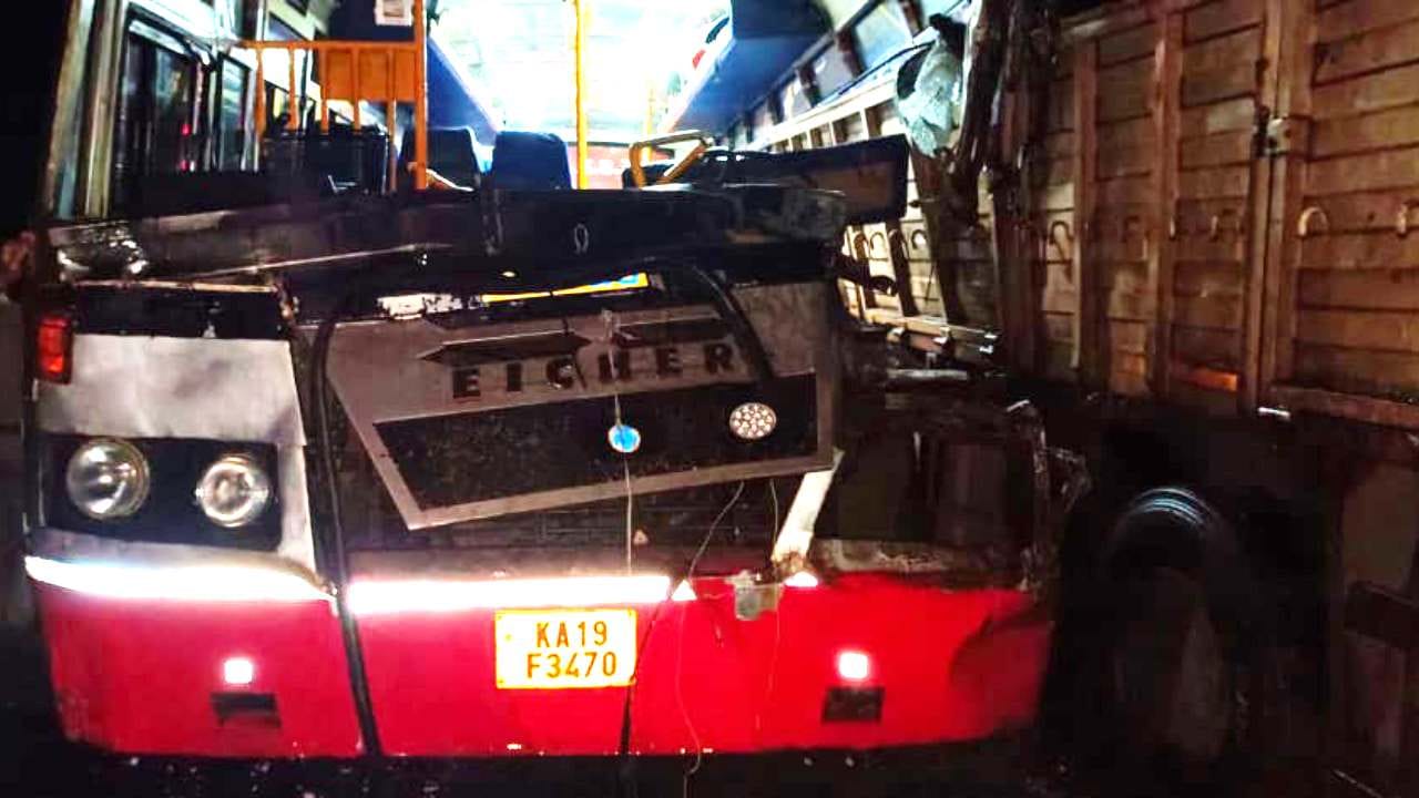 ಯಲ್ಲಾಪುರ: ಬೆಳ್ಳಂಬೆಳಗ್ಗೆ ಜವರಾಯನ ಅಟ್ಟಹಾಸ; ಲಾರಿಗೆ ಬಸ್ ಡಿಕ್ಕಿ, ಮೂವರು ಸ್ಥಳದಲ್ಲೇ ಸಾವು