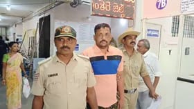 ಅನೈತಿಕ ಸಂಬಂಧ: ವಿದ್ಯಾರ್ಥಿನಿಯನ್ನು ಓಡಿಸಿಕೊಂಡು ಹೋದ ಹಳ್ಳಿ ಮೇಷ್ಟ್ರು