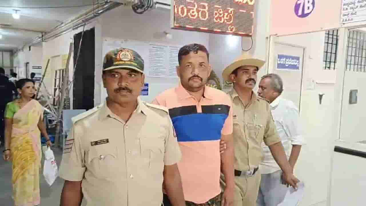 ಅನೈತಿಕ ಸಂಬಂಧ: ವಿದ್ಯಾರ್ಥಿನಿಯನ್ನು ಓಡಿಸಿಕೊಂಡು ಹೋದ ಹಳ್ಳಿ ಮೇಷ್ಟ್ರು ಅರೆಸ್ಟ್