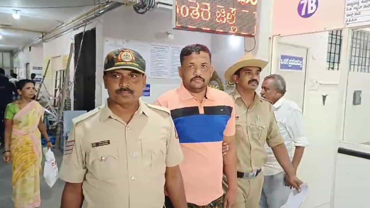 ಅನೈತಿಕ ಸಂಬಂಧ: ವಿದ್ಯಾರ್ಥಿನಿಯನ್ನು ಓಡಿಸಿಕೊಂಡು ಹೋದ ಹಳ್ಳಿ ಮೇಷ್ಟ್ರು ಅರೆಸ್ಟ್
