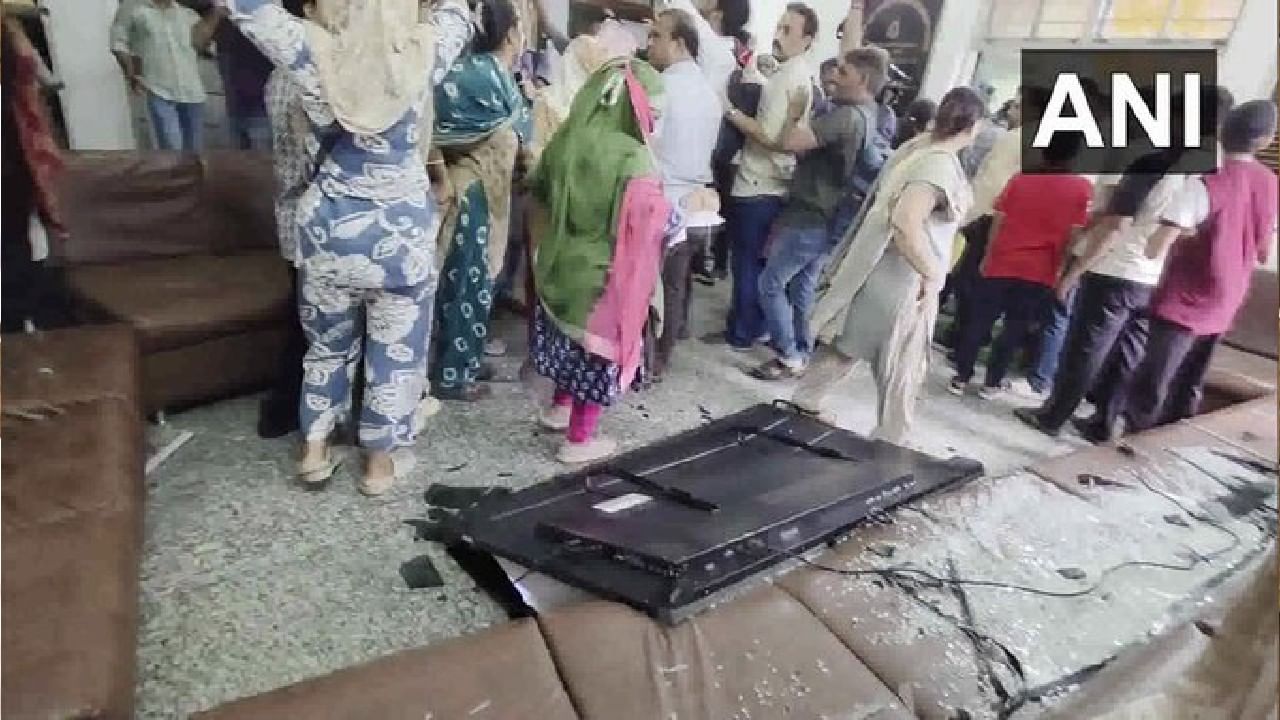 ಅಹಮದಾಬಾದ್ನಲ್ಲಿ 10ನೇ ತರಗತಿ ವಿದ್ಯಾರ್ಥಿಗೆ ಇರಿದು ಕೊಲೆ; ಶಾಲೆಗೆ ನುಗ್ಗಿ ಟಿವಿಗಳನ್ನೆಲ್ಲ ಒಡೆದು ಹಾಕಿದ ಪ್ರತಿಭಟನಾಕಾರರು ಅಹಮದಾಬಾದ್ನಲ್ಲಿ 10ನೇ ತರಗತಿ ವಿದ್ಯಾರ್ಥಿಗೆ ಇರಿದು ಕೊಲೆ; ಶಾಲೆಗೆ ನುಗ್ಗಿ ಟಿವಿಗಳನ್ನೆಲ್ಲ ಒಡೆದು ಹಾಕಿದ ಪ್ರತಿಭಟನಾಕಾರರು