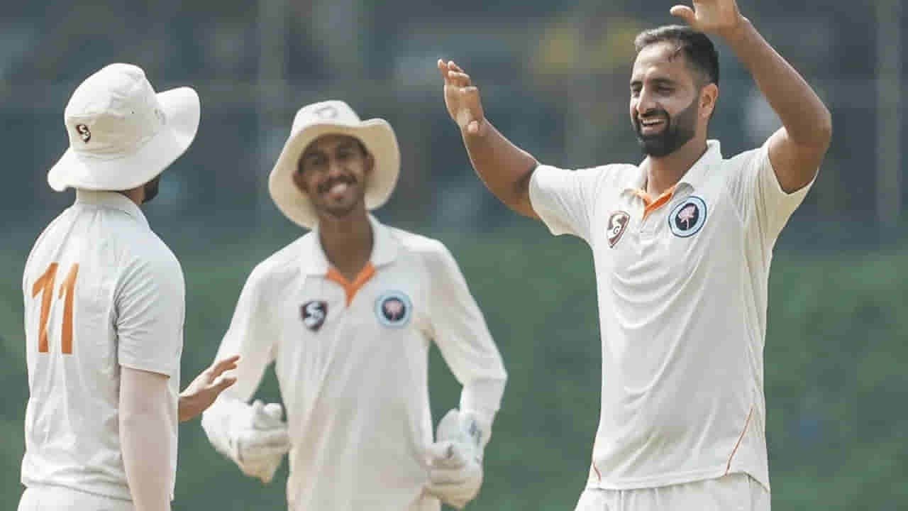 Duleep Trophy: ಸತತ 4 ಎಸೆತಗಳಲ್ಲಿ 4 ವಿಕೆಟ್; ಇತಿಹಾಸ ಸೃಷ್ಟಿಸಿದ ಜಮ್ಮು ಕಾಶ್ಮೀರ ವೇಗಿ