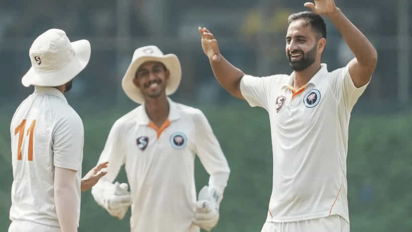 Duleep Trophy: ಸತತ 4 ಎಸೆತಗಳಲ್ಲಿ 4 ವಿಕೆಟ್; ಇತಿಹಾಸ ಸೃಷ್ಟಿಸಿದ ಜಮ್ಮು ಕಾಶ್ಮೀರ ವೇಗಿ